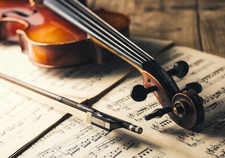 Detalle de composición y orquestación manual para música libre de derechos.